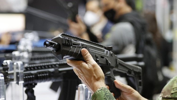 Kwa nini silaha za kuua zinauzwa kwa wale wanaopanga kuleta mateso yasiyoelezeka kwa watu binafsi na jamii? 