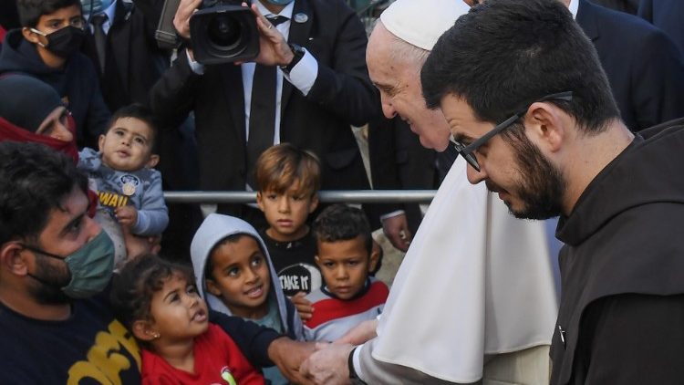 Le Pape François rencontrant des réfugiés sur l'île de Lesbos.