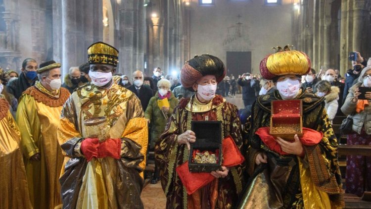 Mamajusi waliongozwa na nyota kumwabudu Yesu