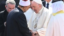 Papa Francisco com Al-Tayyeb na Esplanada do Sakhir Royal Palace em Awalli, Reino do Behrein, em 4 de novembro de 2022.