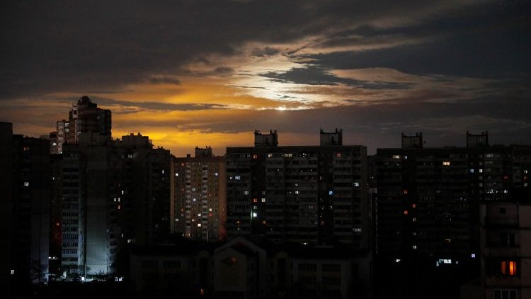 Un immagine notturna di Kiev con le luci a spente a causa dell'interruzione dell'erogazione di corrente elettrica