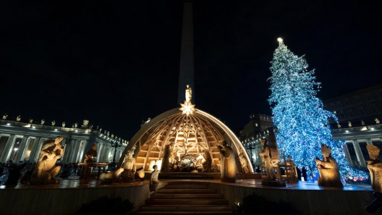 Il presepe di legno di Sutrio in Piazza San Pietro