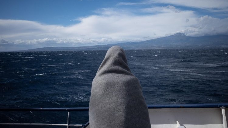 Monsignor Perego: la Chiesa resta vicino ai migranti