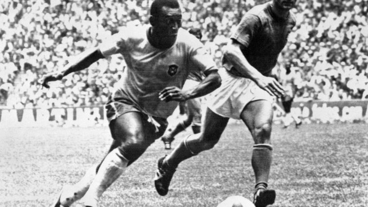 Un'immagine del brasiliano Pel&egrave;, tra i pi&ugrave; grandi calciatori della storia