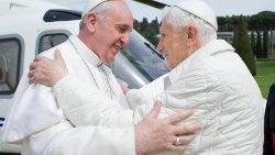 Papa Françesku e Papa Benedikti XIV