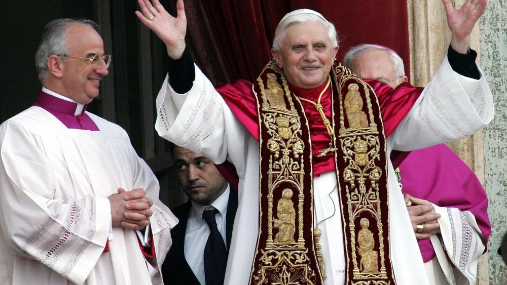 Benedikt XVI. zeigt sich nach der Wahl auf der Loggia des Petersdoms