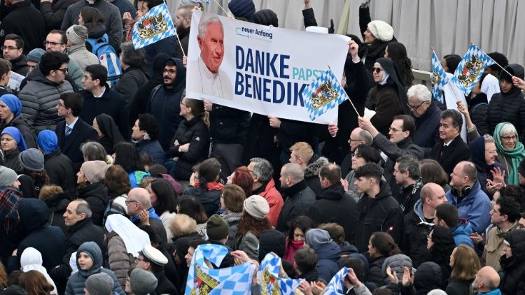 'Danke Benedikt' - bei der Beerdigung von Benedikt XVI. am 5. Januar 2023
