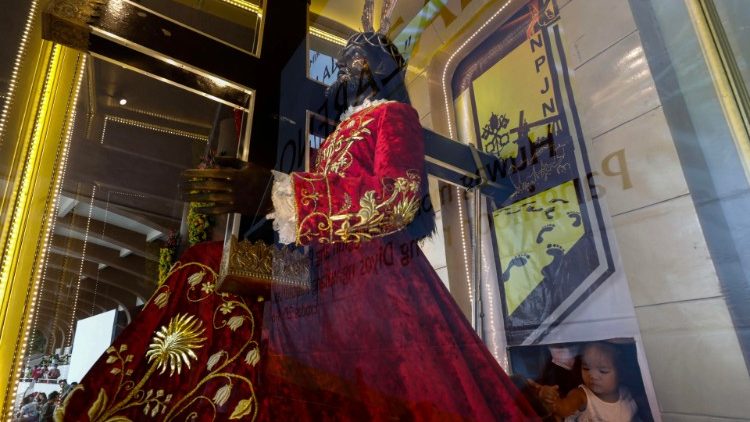 Con fecha del siglo XVII, la estatua de madera de Cristo quedó ennegrecida por un incendio.