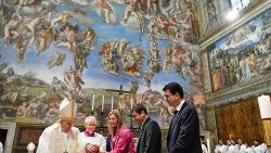 Papa Françesku pagëzon disa fëmijë në Kapelën Sikstine