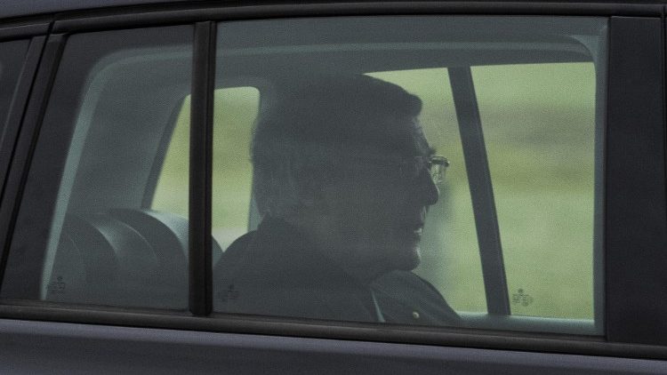 Kardinal Pell bei einer Autofahrt