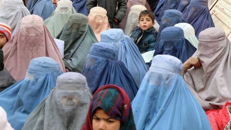 Eine türkische NGO verteilt am Freitag Nahrungsmittelhilfen an Familien in Kandahar