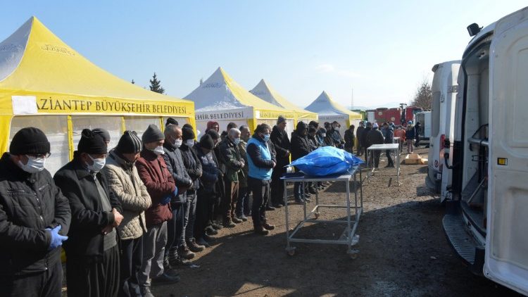 Gebetsmoment im Erdbebengebiet