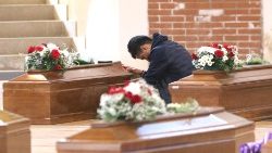 Trauer vor den Särgen der verunglückten Flüchtlinge in Kalabrien