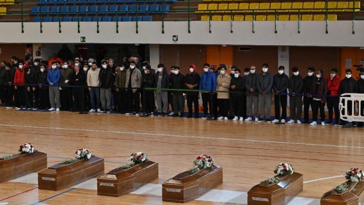 Opfer eines Schiffbruchs in Cutro, Kalabrien, 2023