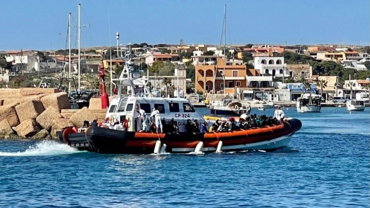 Migranti: via a trasferimenti da hotspot Lampedusa