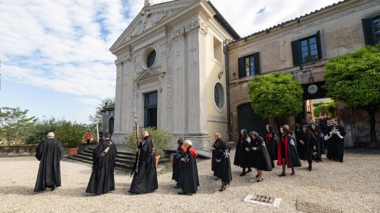 Mitglieder des Malteserordens vor der Magistralvilla auf dem Aventin-Hügel in Rom
