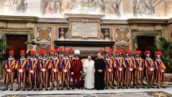 சுவிஸ் காவலர்களுடன் திருத்தந்தை பிரான்சிஸ் (கோப்புப்படம் 2023)