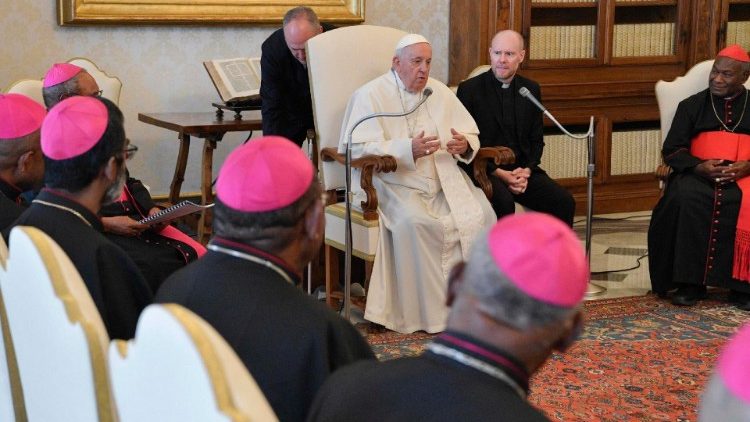 पापुआ न्यू गिनी के धर्माध्यक्षों से मुलाकात करते संत पापा फ्राँसिस
