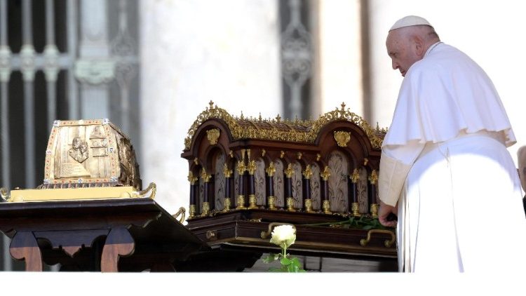 Il Papa in piazza per l'udienza generale