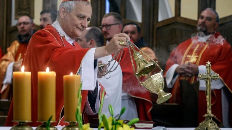 El enviado del Papa, el cardenal Matteo Zuppi, asiste a una Santa Misa en Moscú