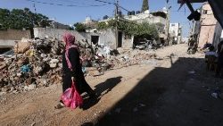 Une Palestinienne au milieu des débris dans le camp de réfugiés de Jénine après le passage de l'armée israélienne.