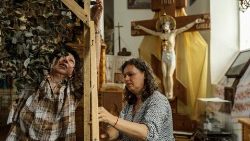 Frauen fertigen in einer Kirche in der Ukraine Camouflage-Netze