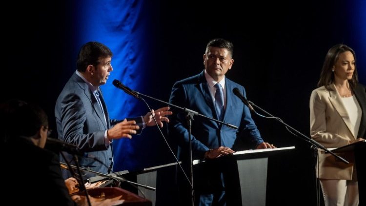 Debatte zwischen Kandidaten auf das Präsidentenamt - Marina Corina Machado (r), führende Oppositionspolitikerin, wurde unter Protest der Internationalen Gemeinschaft mit 15 Jahren Entzug des passiven Wahlrechts belegt