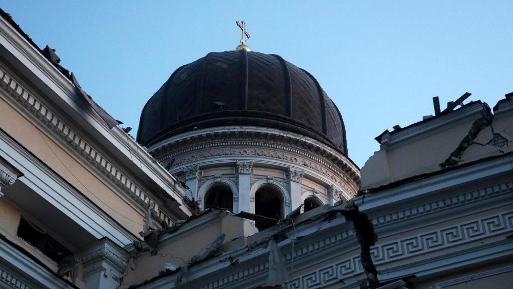 Esta fotografia tirada no início de 23 de julho de 2023 mostra a destruição do edifício da Catedral da Transfiguração danificado como resultado de um ataque de míssil em Odessa. Pelo menos uma pessoa foi morta e mais de 15 ficaram feridas em um ataque russo na cidade portuária de Odesa, no sul da Ucrânia, disse o governador da região. (Foto de Oleksandr GIMANOV / AFP)