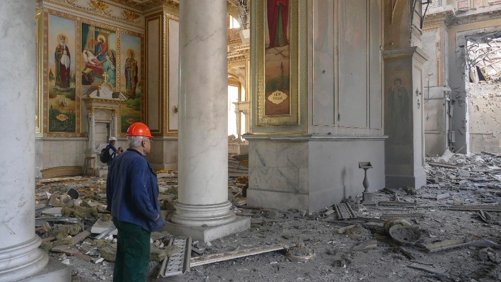 Pessoas limpam escombros perto da Catedral da Transfiguração, danificada por um ataque de míssil na região de Odesa, sul da Ucrânia, 23 de julho de 2023. EPA/IGOR TKACHENKO