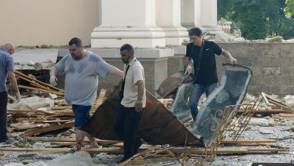Pessoas limpam escombros perto da Catedral da Transfiguração danificada por um ataque de míssil na região de Odesa, sul da Ucrânia, em 23 de julho de 2023. Odesa foi atacada por 19 mísseis de diferentes classes no início de 23 de julho, com nove sendo abatidos, de acordo com um comunicado da Ucrânia Força do ar. EPA/IGOR TKACHENKO