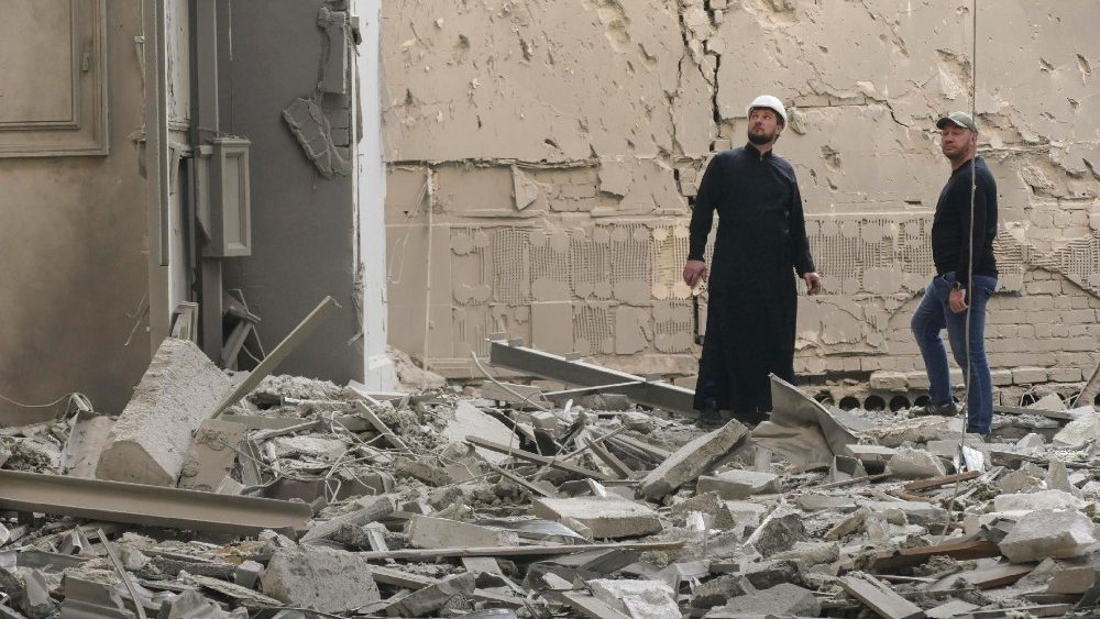 Um padre observa os esforços de limpeza na Catedral da Transfiguração, danificada por um ataque de míssil na região de Odesa, sul da Ucrânia, em 23 de julho de 2023.EPA/IGOR TKACHENKO