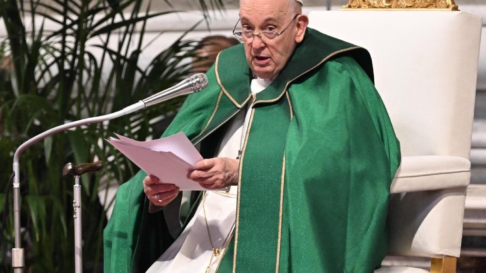 Il Papa, politica non dimentichi anziani, non sono 'scarti'