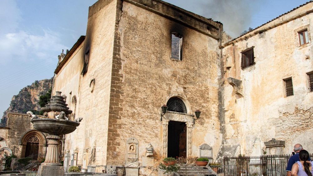 O convento de Santa Maria di Gesù também foi atingido pelos incêndios, Palermo, 25 de julho de 2023. ANSA / FRANCESCO MILITELLO MYRTO