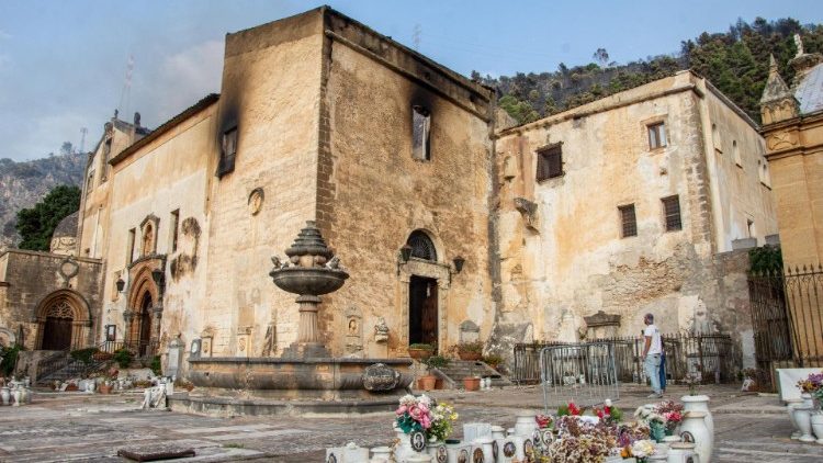 Spalony kościół Santa Maria di Gesù w Palermo