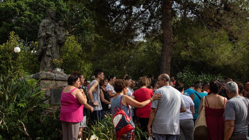 Moradores fora do convento de Santa Maria di Gesù atingidos pelos incêndios, Palermo, 25 de julho de 2023. Pessoas observam o incêndio fora do convento de Santa Maria di Gesù e as relíquias de São Benediro o Mouro. Itália, 25 de julho de 2023. ANSA / FRANCESCO MILITELLO MIRTO