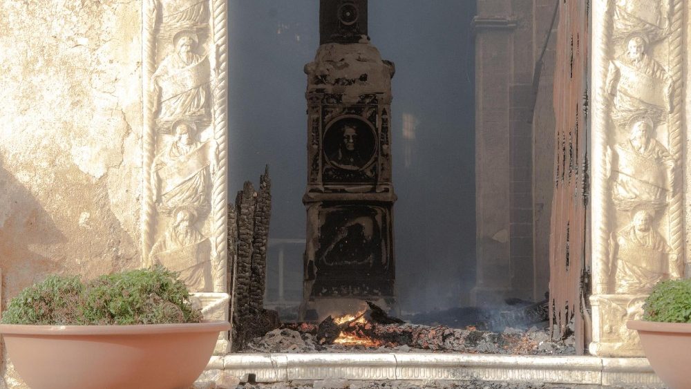 Vista interior do convento de Santa Maria di Gesù onde se conservam as relíquias de São Benedito o Mouro, danificadas pelos incêndios que ocorrem em Palermo, 25 de julho de 2023. ANSA/ FRANCESCO MILITELLO MIRTO