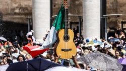 Med današnjo molitvijo Angel Gospodov na Trgu sv. Petra.