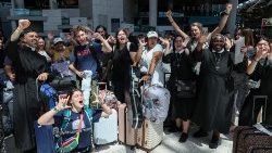 WJT-Pilger bei ihrer Ankunft am Flughafen in Lissabon