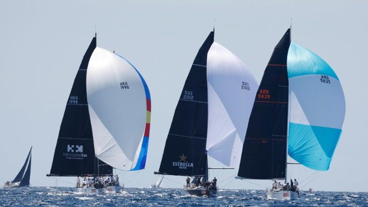 Masomo ya dominika hii yanatilia makazo kuhusu utulivu wa Mungu katika kujifunua na kujionesha kwake kwa mwanadamu anayehangaika na papara nyingi katika maisha yake. 