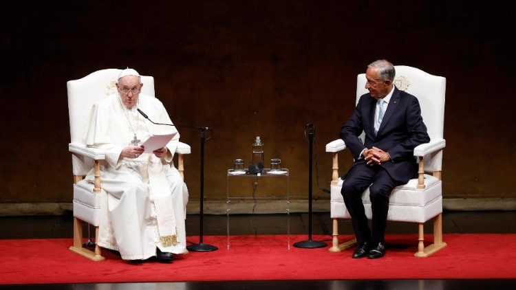 लिस्बन के बेलेम सांस्कृतिक केंद्र में नागर अधिकारियों और राजनयिक कोर को संबोधित करते हए संत पापा फ्राँसिस