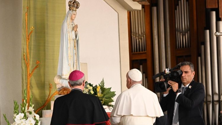 फातिमा की माता मरियम से प्रार्थना करते संत पापा फ्राँसिस