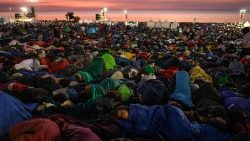 लिस्बन के तेहो पार्क में सन्त पापा फ्राँसिस के दर्शन हेतु प्रतीक्षारत युवा लोग, 06.08.2023