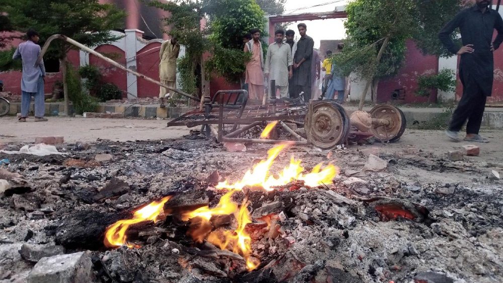 	 Chamas sobem dos escombros do lado de fora de uma igreja cristã depois que multidões queimam igrejas e casas cristãs após alegações de blasfêmia em Jaranwala, perto de Faisalabad, Paquistão, 16 de agosto de 2023. EPA/ILYAS SHEIKH