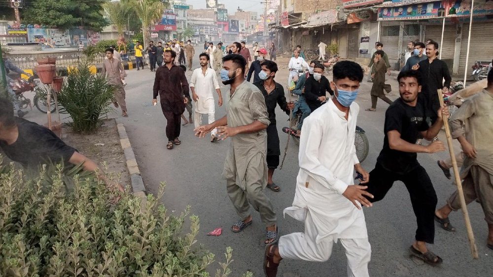 Pessoas se reúnem enquanto a situação continua tensa depois que multidões queimam igrejas e casas cristãs após acusações de blasfêmia em Jaranwala, perto de Faisalabad, Paquistão, 16 de agosto de 2023. EPA/ILYAS SHEIKH