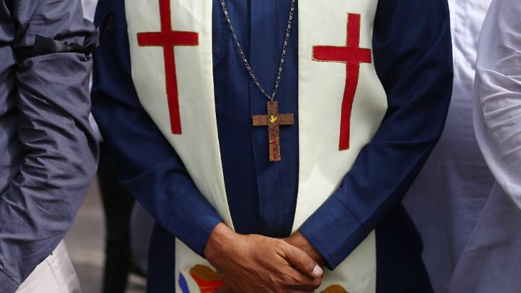 Um membro da comunidade cristã participa de um protesto contra os incidentes de violência de Faisalabad, em Karachi, Paquistão, 17 de agosto de 2023. (Photo by Asif HASSAN / AFP)