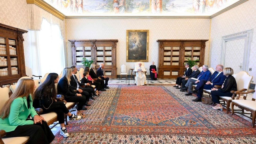 Um momento do encontro do Papa Francisco com a delegação do Prêmio "É jornalismo" (Vatican Media)