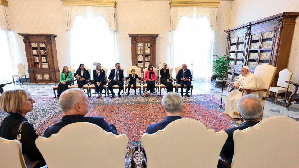 Um momento do encontro do Papa Francisco com a delegação do Prêmio "É jornalismo" (Vatican Media)