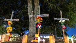 Trzy krzyże postawione dla upamiętnienia ofiar