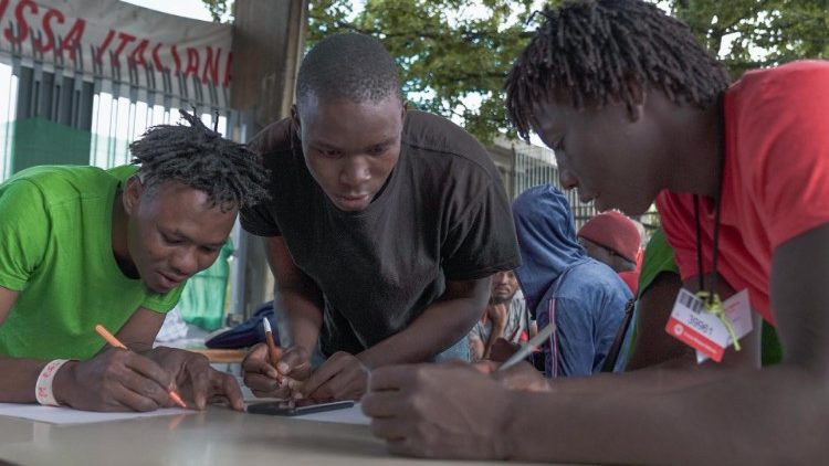 Migranti imparano l'italiano  nel centro di primissima accoglienza a Torino