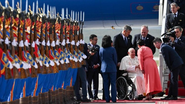 सन्त पापा फ्राँसिस पहुँचे मंगोलिया